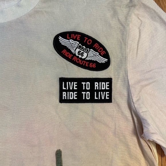 GUESS Men's Desert Sunset Cotton T-Shirt NWT embroidered patches logo Sz L - Picture 3 of 8